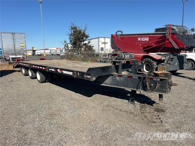 TOWMASTER T-50 28 ft Tri/A Equipment Trailer مقطورات مركبات نقل