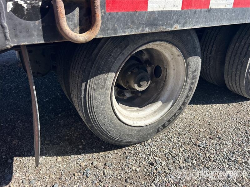 TOWMASTER T-50 28 ft Tri/A Equipment Trailer مقطورات مركبات نقل