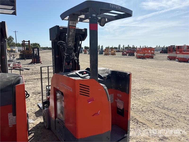 Toyota 4000 lb Electric Forklift Electric forklifts