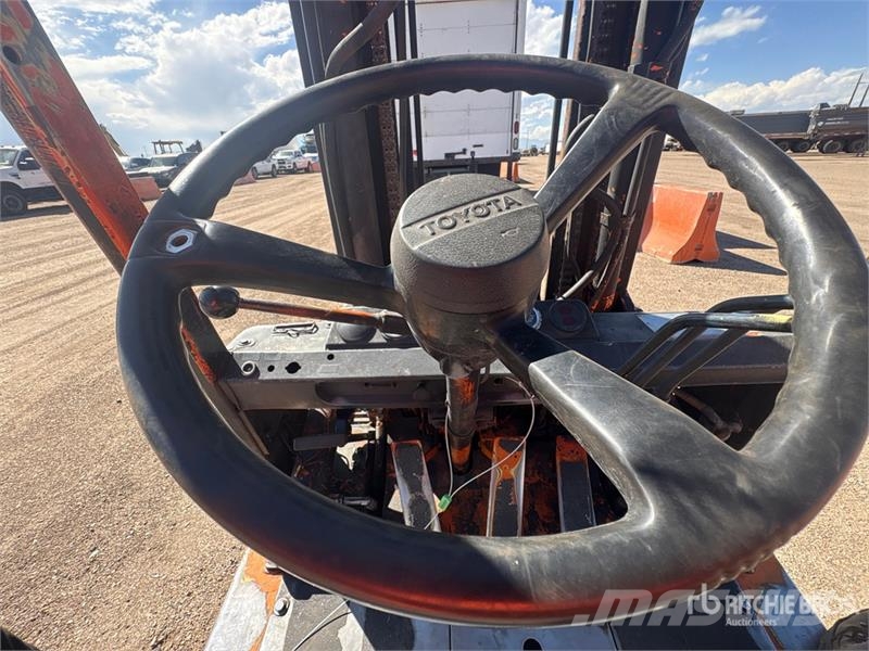 Toyota 42-4FGC25 5000 lb Cushion Tire Forklift Autokrāvēji - citi