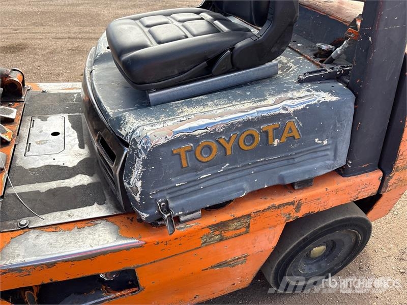 Toyota 42-4FGC25 5000 lb Cushion Tire Forklift Autokrāvēji - citi