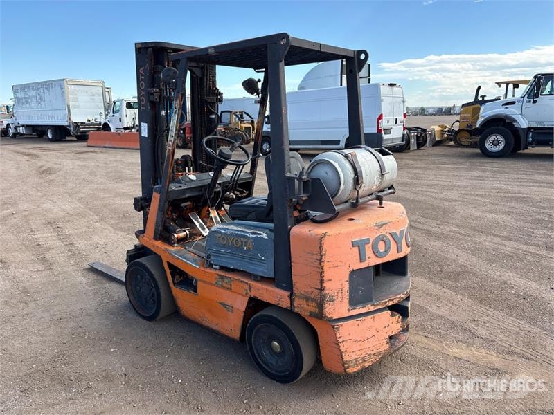 Toyota 42-4FGC25 5000 lb Cushion Tire Forklift Autokrāvēji - citi