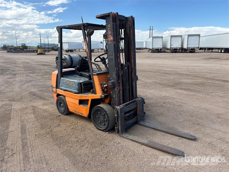 Toyota 42-4FGC25 5000 lb Cushion Tire Forklift Autokrāvēji - citi