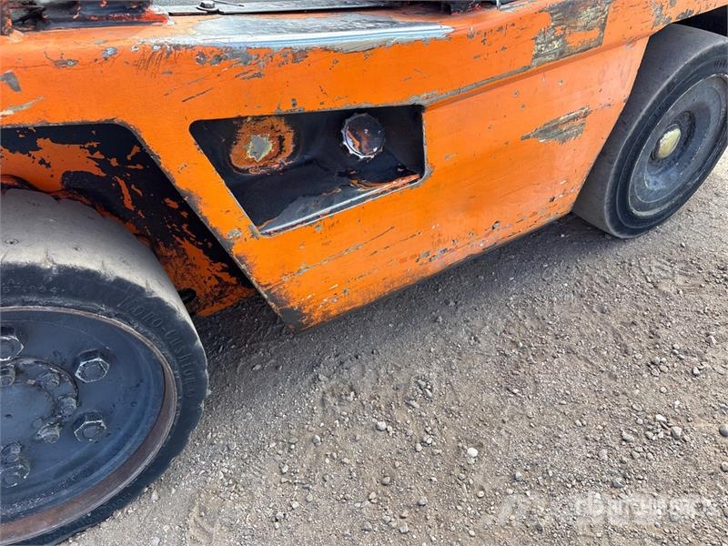 Toyota 42-4FGC25 5000 lb Cushion Tire Forklift Autokrāvēji - citi
