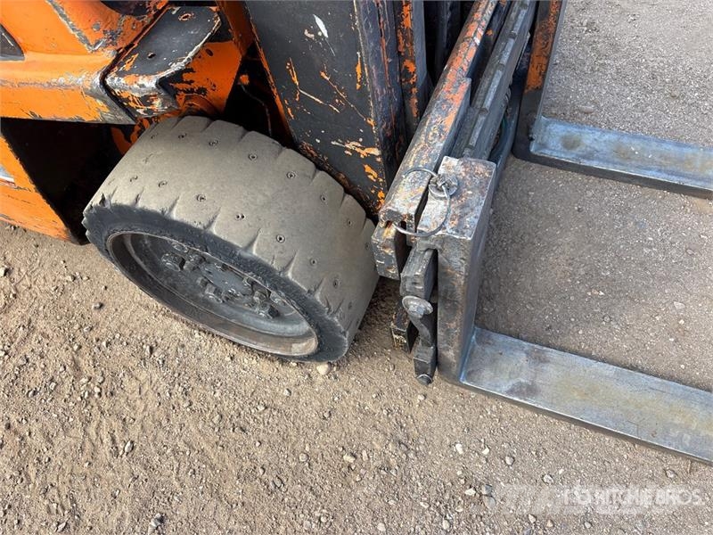 Toyota 42-4FGC25 5000 lb Cushion Tire Forklift Autokrāvēji - citi