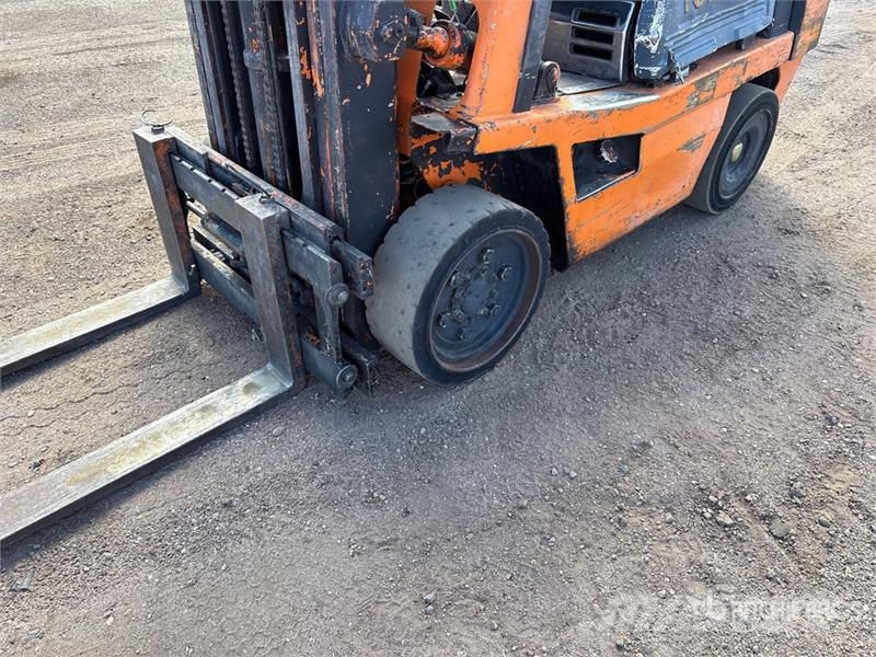 Toyota 42-4FGC25 5000 lb Cushion Tire Forklift Autokrāvēji - citi
