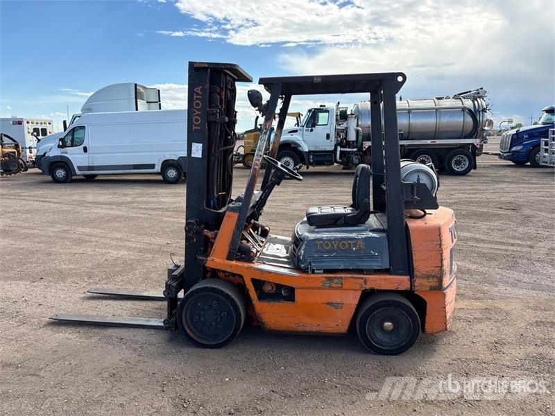 Toyota 42-4FGC25 5000 lb Cushion Tire Forklift Autokrāvēji - citi