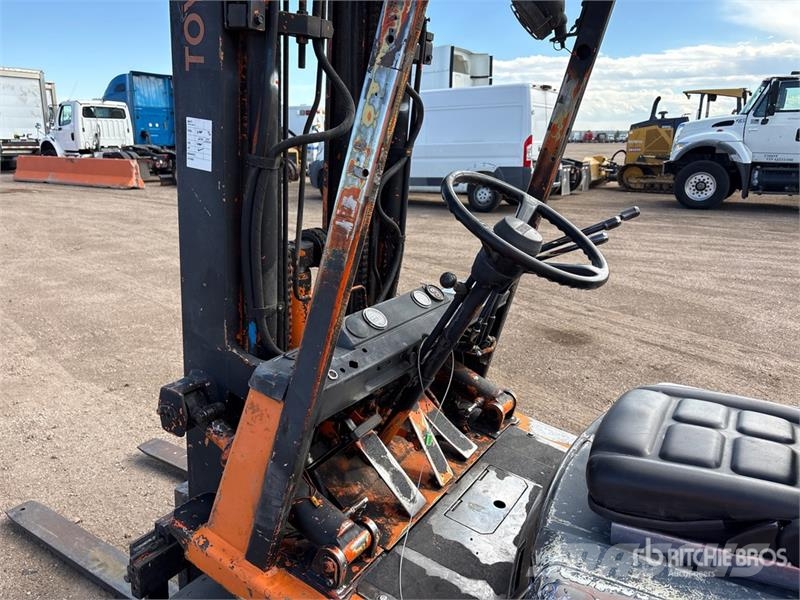 Toyota 42-4FGC25 5000 lb Cushion Tire Forklift Autokrāvēji - citi