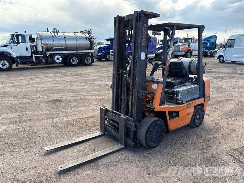 Toyota 42-4FGC25 5000 lb Cushion Tire Forklift Autokrāvēji - citi