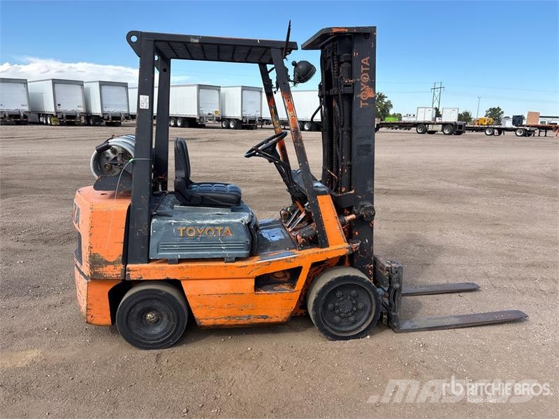 Toyota 42-4FGC25 5000 lb Cushion Tire Forklift Autokrāvēji - citi