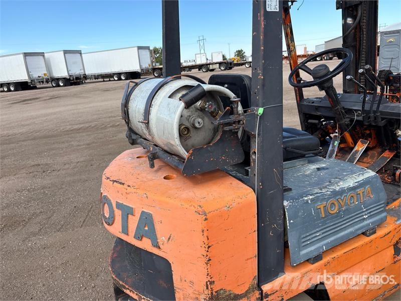 Toyota 42-4FGC25 5000 lb Cushion Tire Forklift Autokrāvēji - citi