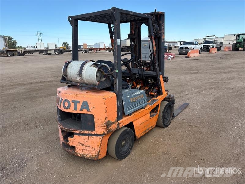 Toyota 42-4FGC25 5000 lb Cushion Tire Forklift Autokrāvēji - citi