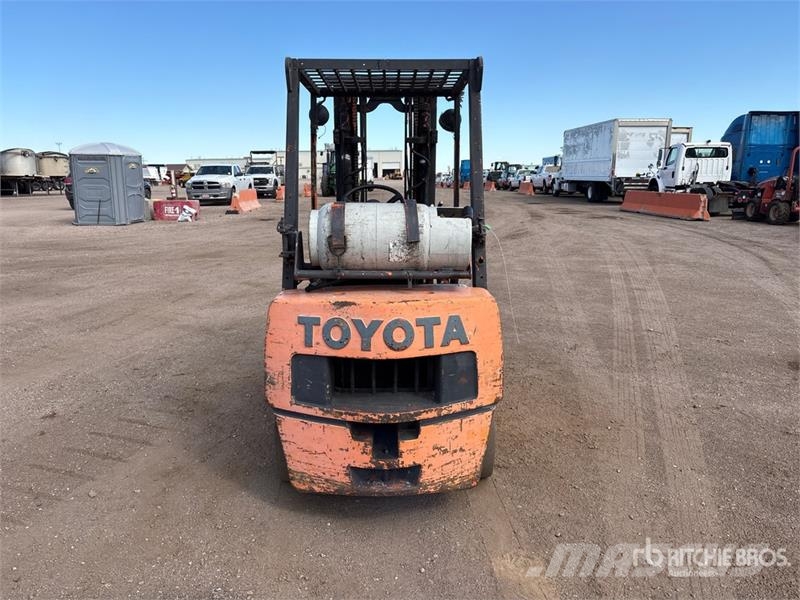 Toyota 42-4FGC25 5000 lb Cushion Tire Forklift Autokrāvēji - citi