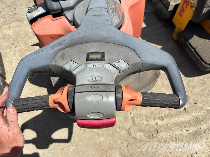 Toyota 5HBE30 6000 lb Electric Pallet Jack شاحنة يدوية بمنصة نقالة
