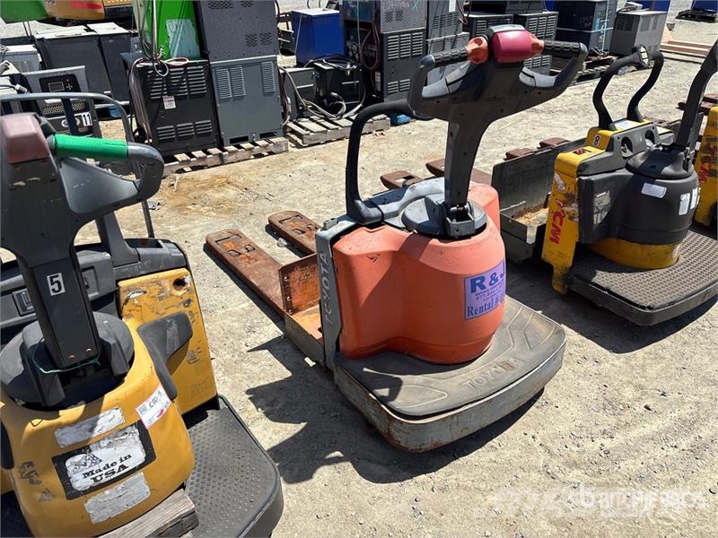 Toyota 5HBE30 6000 lb Electric Pallet Jack شاحنة يدوية بمنصة نقالة