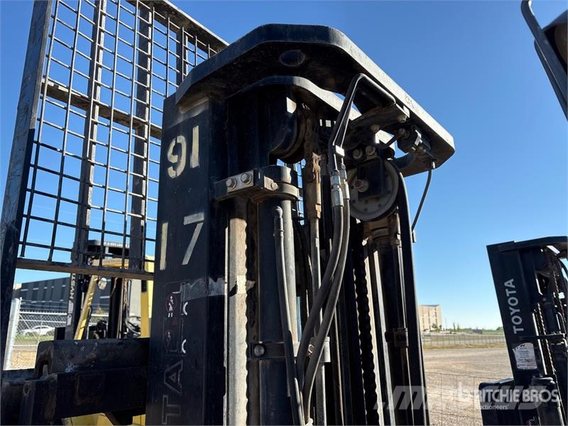 Toyota 7FDU35 7000 lb Pneumatic Tire Forklift (Inoperable 其他叉车