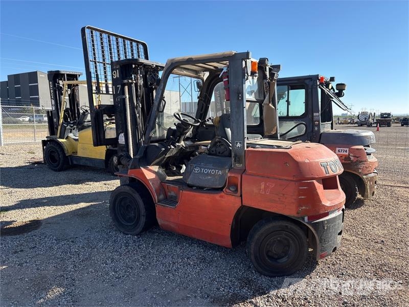Toyota 7FDU35 7000 lb Pneumatic Tire Forklift (Inoperable 其他叉车
