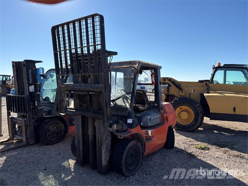 Toyota 7FDU35 7000 lb Pneumatic Tire Forklift (Inoperable 其他叉车