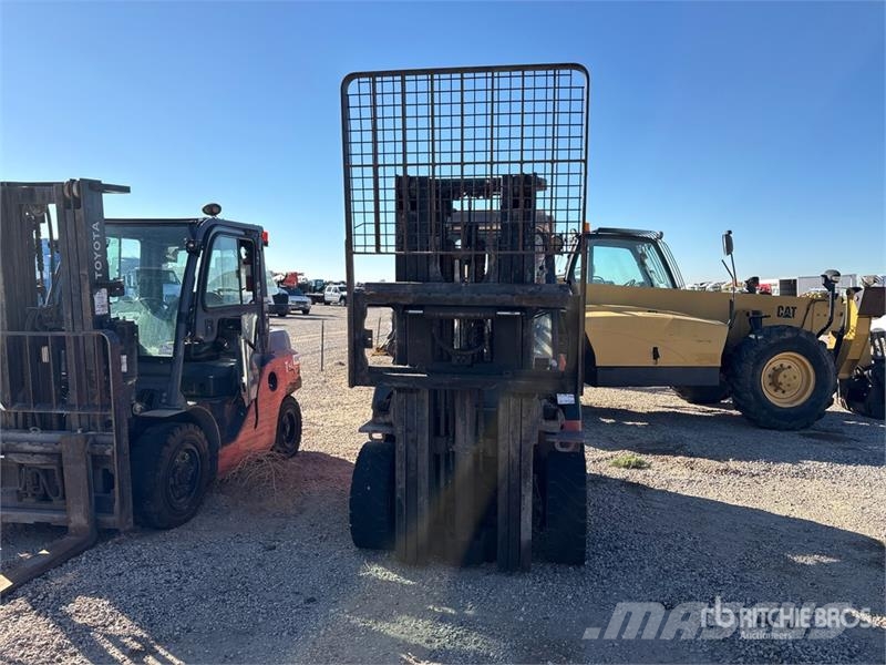 Toyota 7FDU35 7000 lb Pneumatic Tire Forklift (Inoperable 其他叉车
