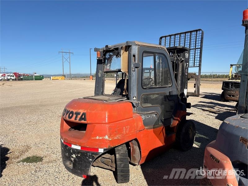 Toyota 7FDU35 7000 lb Pneumatic Tire Forklift (Inoperable 其他叉车