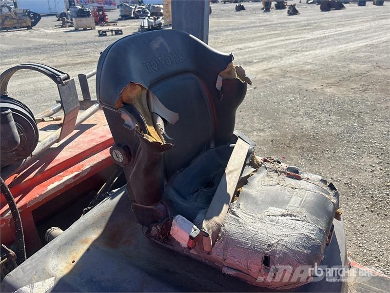 Toyota 7FGU30 5600 lb Cushion Tire Forklift 其他叉车