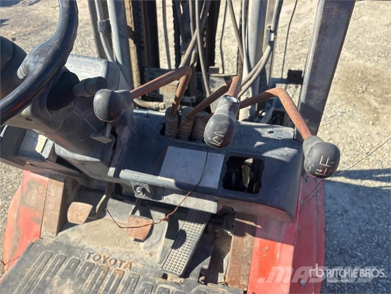 Toyota 7FGU30 5600 lb Cushion Tire Forklift 其他叉车