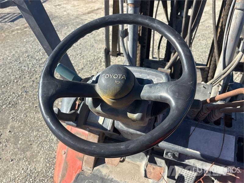Toyota 7FGU30 5600 lb Cushion Tire Forklift 其他叉车