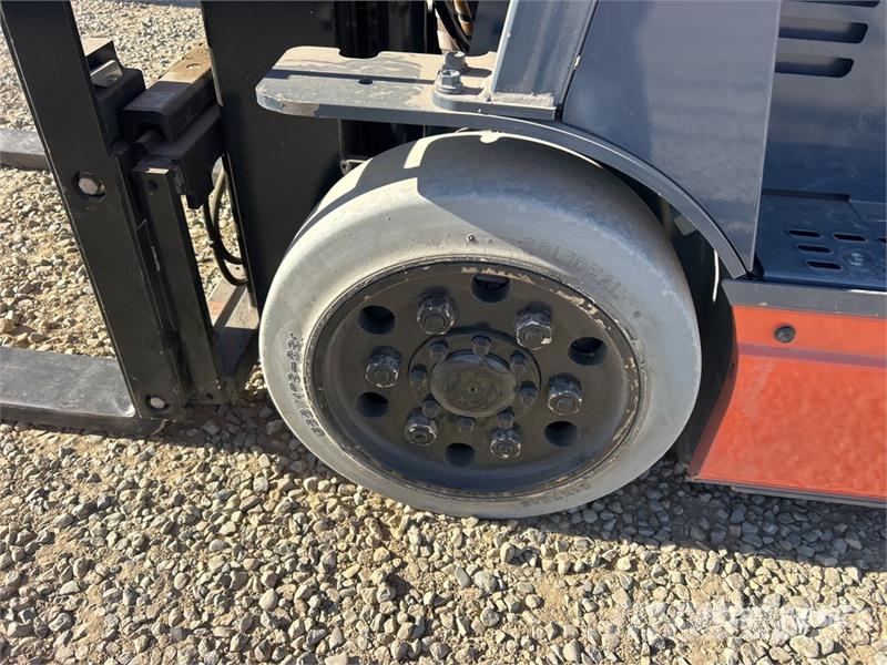Toyota 8FBCU25 4400 lb Electric Forklift Električni viličarji