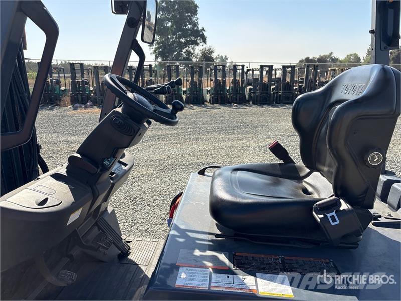 Toyota 8FBCU30 4300 lb Cushion Tire Forklift Gaffeltrucker - Annet