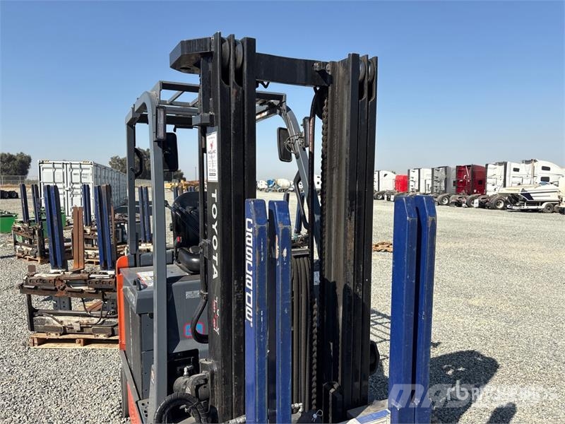 Toyota 8FBCU30 4300 lb Cushion Tire Forklift Gaffeltrucker - Annet