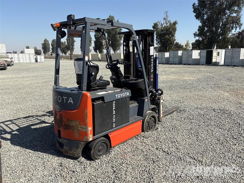 Toyota 8FBCU30 4300 lb Cushion Tire Forklift Gaffeltrucker - Annet