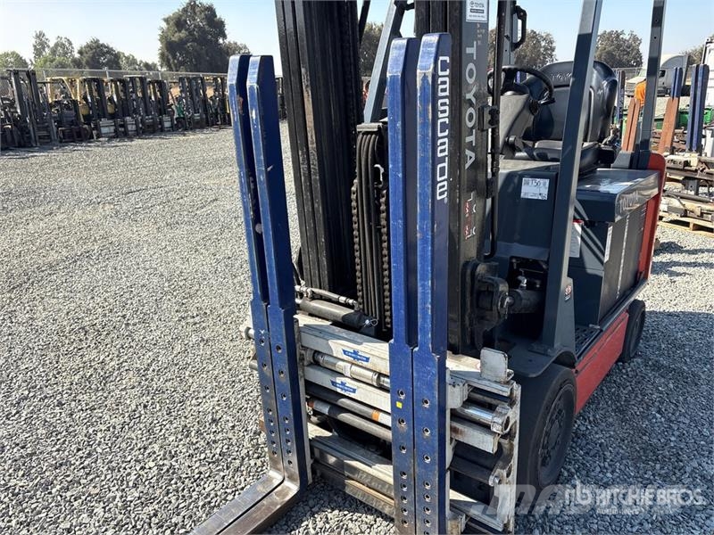 Toyota 8FBCU30 4300 lb Cushion Tire Forklift Gaffeltrucker - Annet