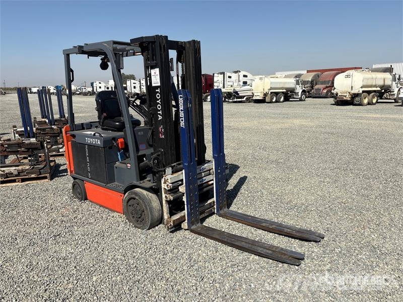 Toyota 8FBCU30 4300 lb Cushion Tire Forklift Gaffeltrucker - Annet