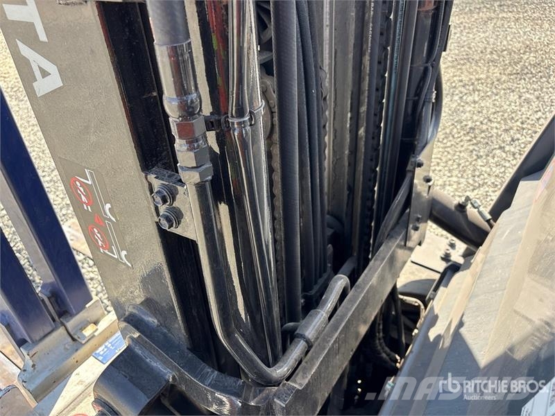Toyota 8FBCU30 4300 lb Cushion Tire Forklift Gaffeltrucker - Annet