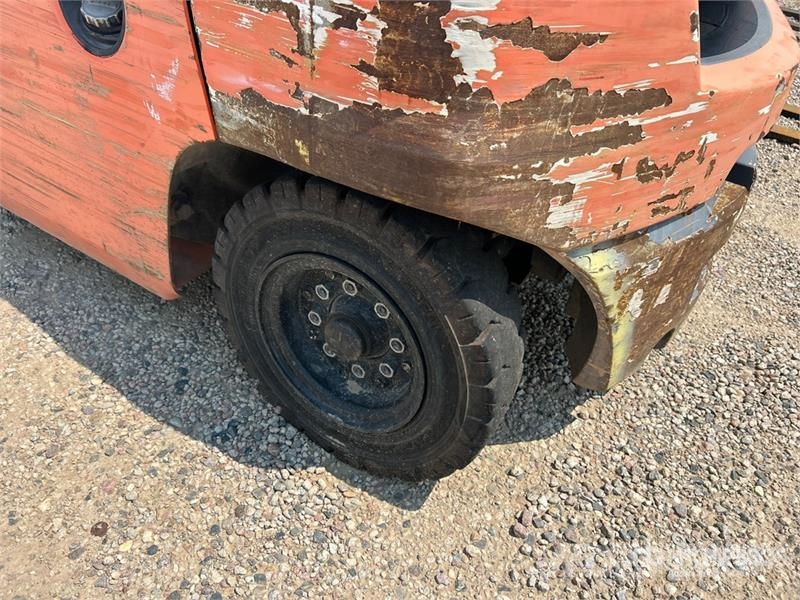 Toyota 8FD35U 7000 lb Pneumatic Tire Forklift (Inoperable Viličarji - drugo