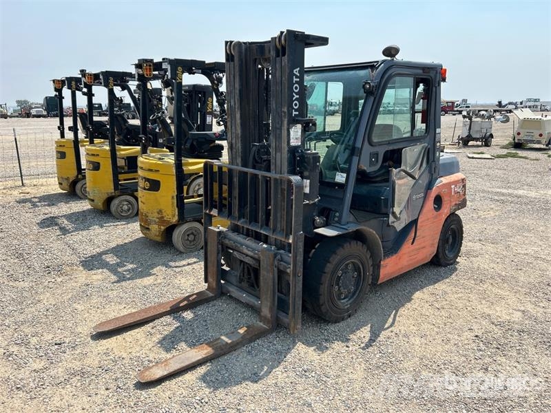 Toyota 8FD35U 7000 lb Pneumatic Tire Forklift (Inoperable Viličarji - drugo