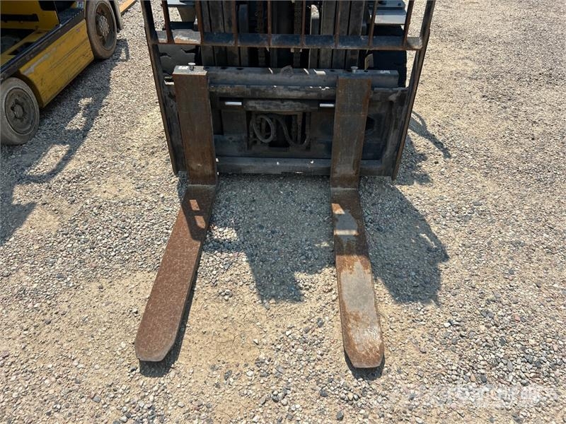 Toyota 8FD35U 7000 lb Pneumatic Tire Forklift (Inoperable Viličarji - drugo