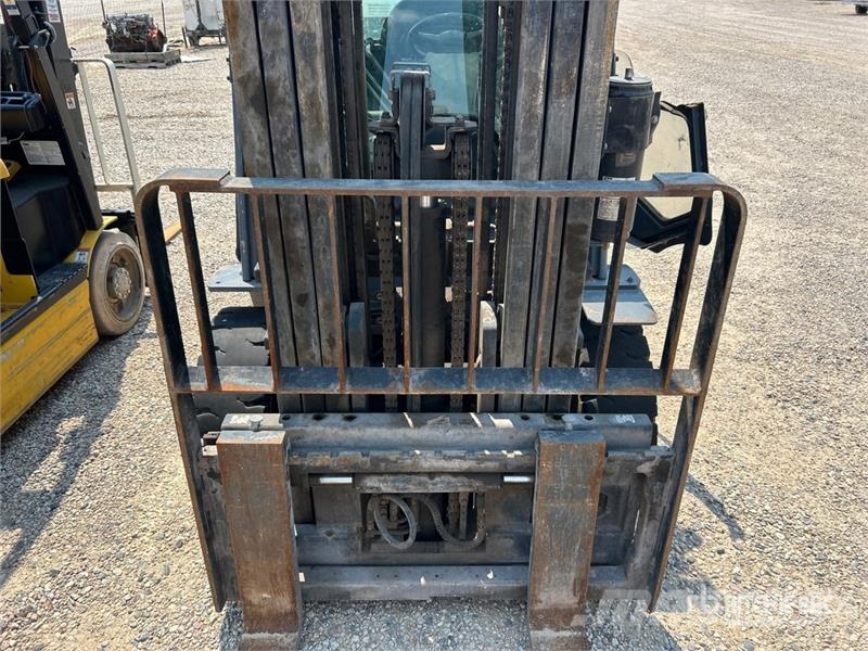 Toyota 8FD35U 7000 lb Pneumatic Tire Forklift (Inoperable Viličarji - drugo