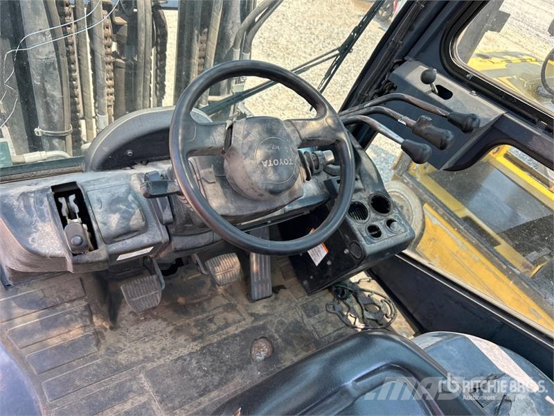 Toyota 8FD35U 7000 lb Pneumatic Tire Forklift (Inoperable Viličarji - drugo