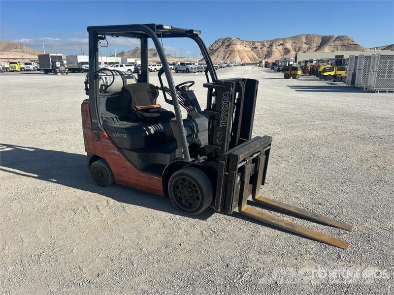 Toyota 8FGCU20 4000 lb Pneumatic Tire Forklift Andere Gabelstapler