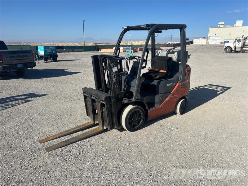 Toyota 8FGCU20 4000 lb Pneumatic Tire Forklift Andere Gabelstapler
