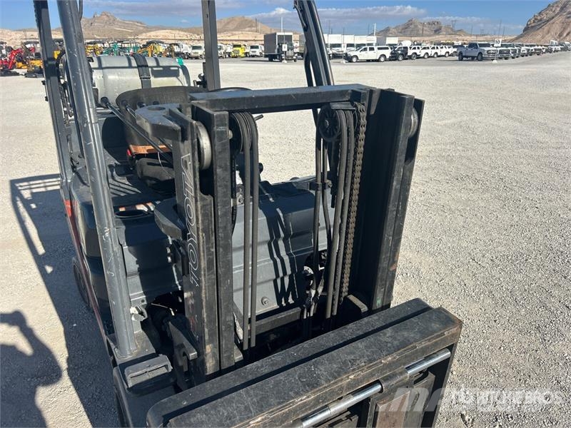 Toyota 8FGCU20 4000 lb Pneumatic Tire Forklift Andere Gabelstapler