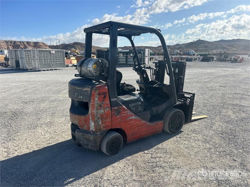 Toyota 8FGCU20 4000 lb Pneumatic Tire Forklift Andere Gabelstapler
