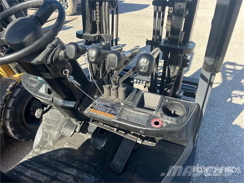 Toyota 8FGCU20 4000 lb Pneumatic Tire Forklift Andere Gabelstapler