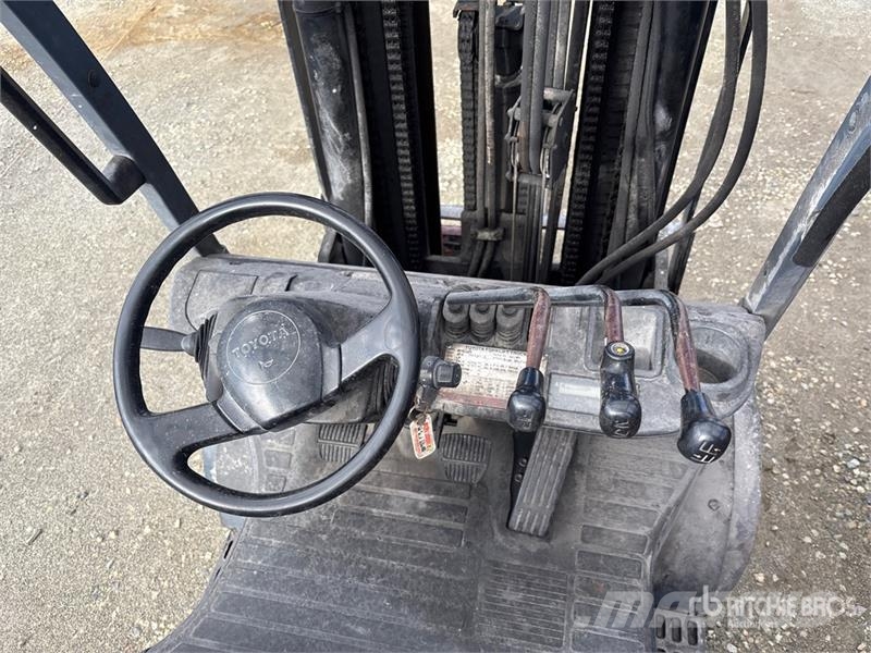 Toyota 8FGCU25 2600 lb Cushion Tire Forklift Другие складские механизмы
