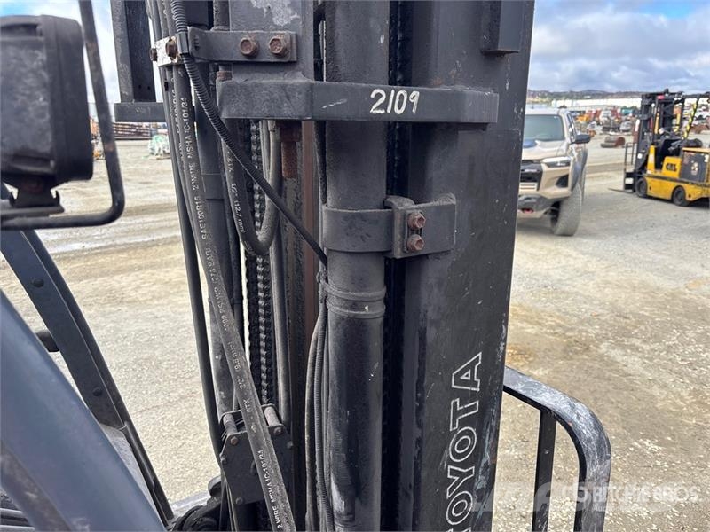 Toyota 8FGCU25 2600 lb Cushion Tire Forklift Другие складские механизмы