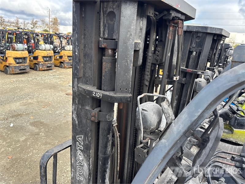 Toyota 8FGCU25 2600 lb Cushion Tire Forklift Другие складские механизмы