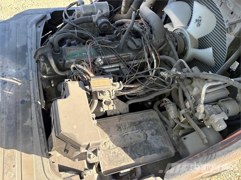 Toyota 8FGCU25 3500 lb Forklift Targoncák-Egyéb