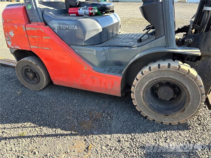 Toyota 8FGU25 4340 lb Forklift フォークリフト - その他