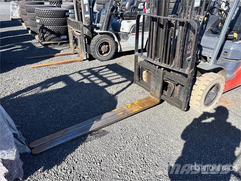 Toyota 8FGU25 4340 lb Forklift フォークリフト - その他